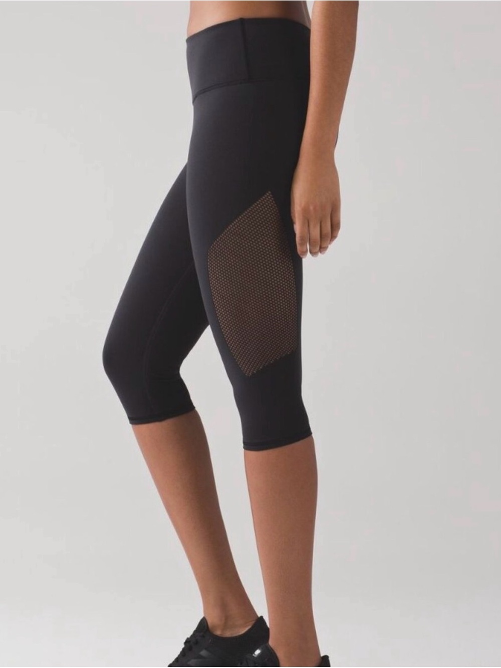 lululemon athletica Reveal Cropped Leggings in navy with mesh detail - size M